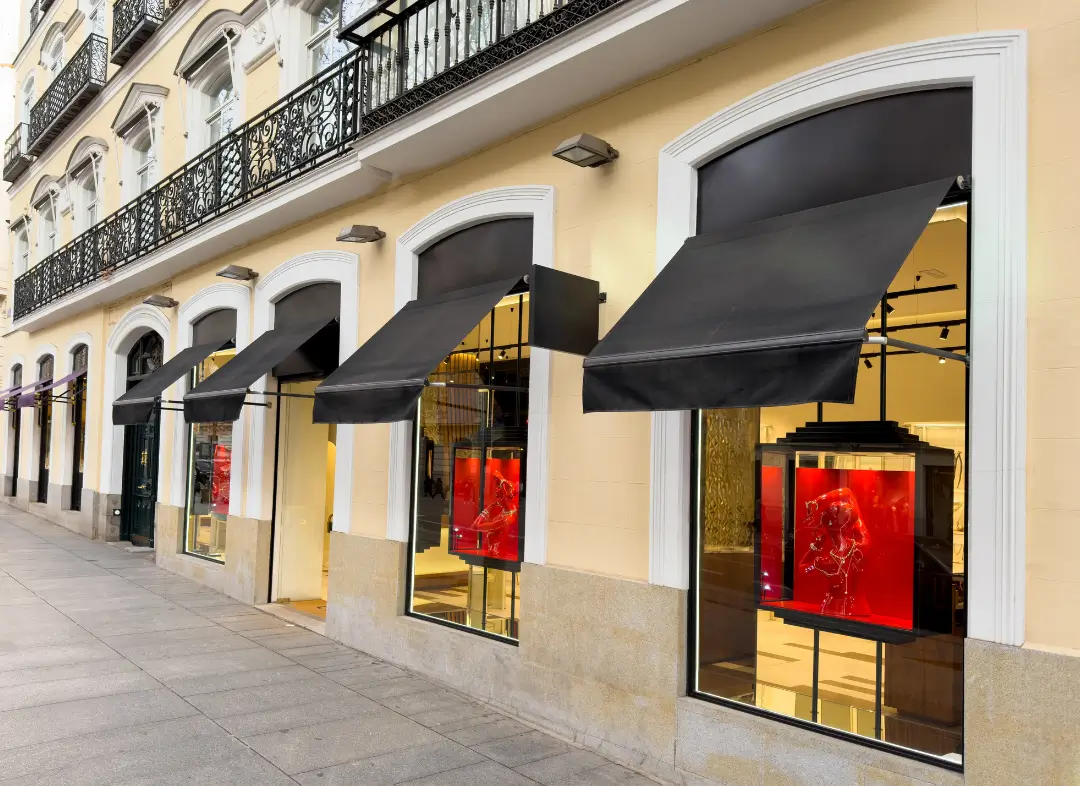 Façade vitrine de magasin en aluminium sur mesure à Givors